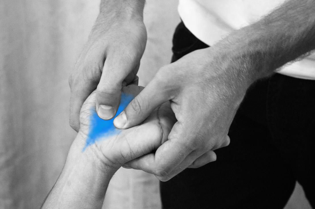 Osteopathy can help with wrist pain such as carpal tunnel syndrome - osteopathic technique to the palmar aspect of the hand by osteopath Dr. Christoph Datler