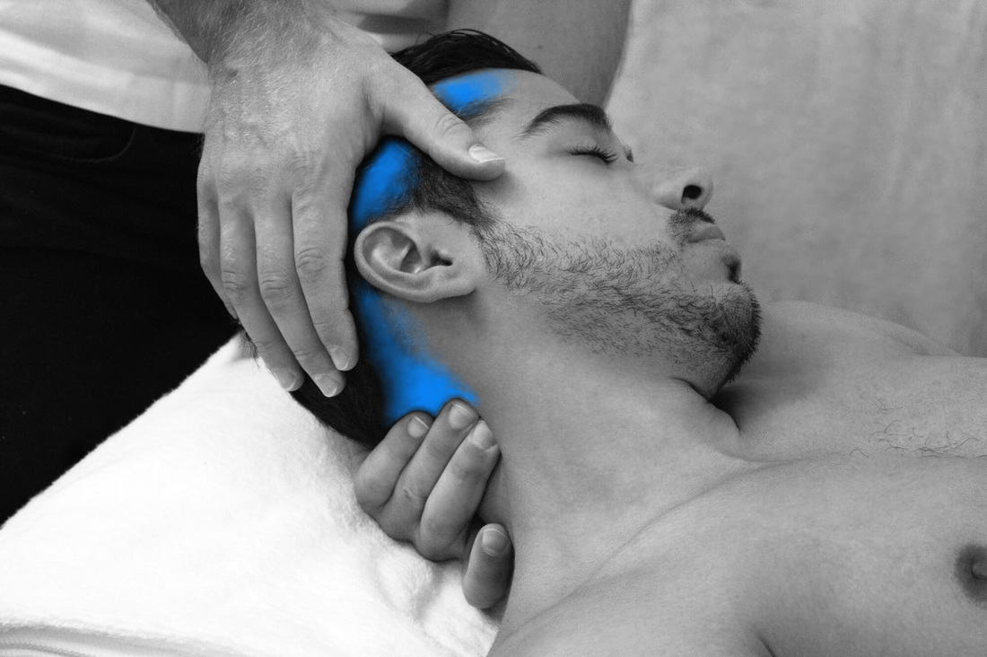 Manipulation of the neck by osteopath Dr. Christoph Datler - effective treatment of neck pain